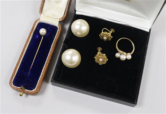 A 9ct gold and triple cultured pearl ring, a pair of gold and pearl earclips, a pair of simulated mabe pearl earclips and a tie pin.